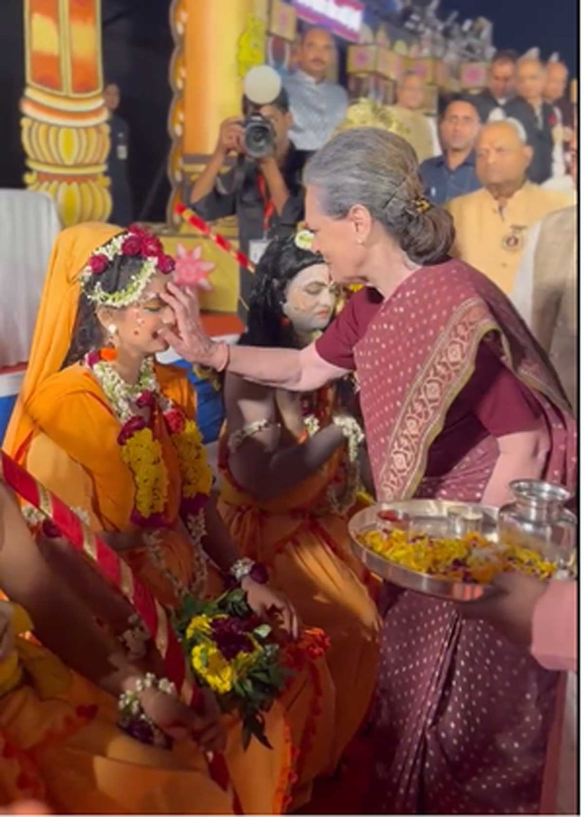 सोनिया गांधी ने लालकिला मैदान में हुए दशहरा समारोह में भाग लिया